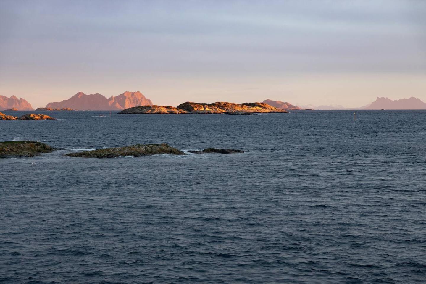 Leilighet Med Fantastisk Utsikt Henningsvær Eksteriør billede